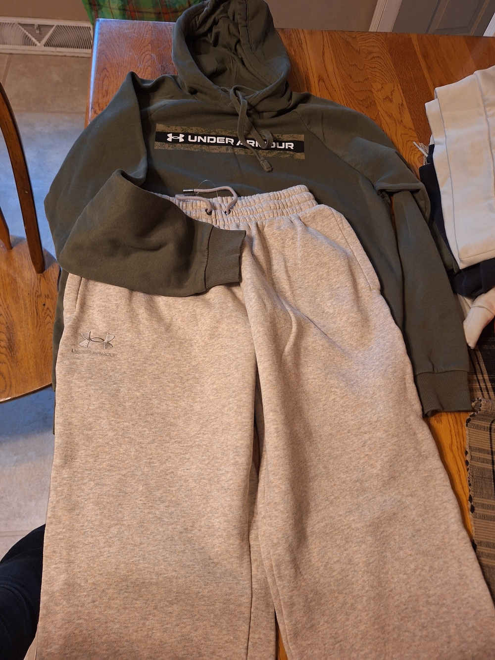 Under Armour Mens Green Hoodie And Tan Fleece Sweatpants, Medium